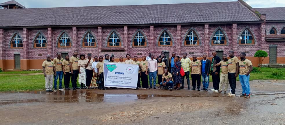 Photo de famille COOPEC ABK après la formation par ACPDI asbl en partenariat avec REJEPSE ( Collabation avec la COOPEC ABK pour la finance communautaire en Afrique
Lubero, RDC